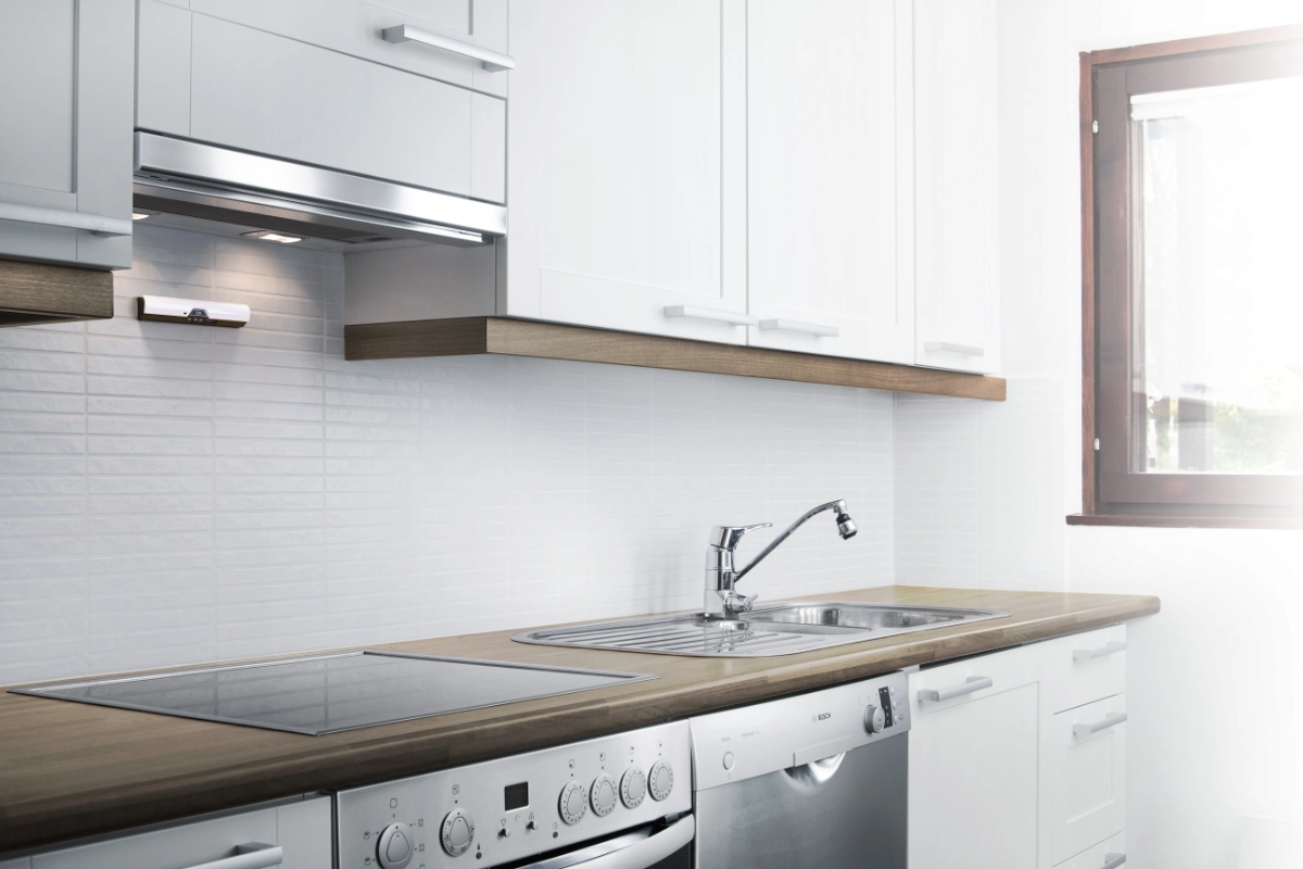 Airis stove guard watching over a hob in a modern kitchen
