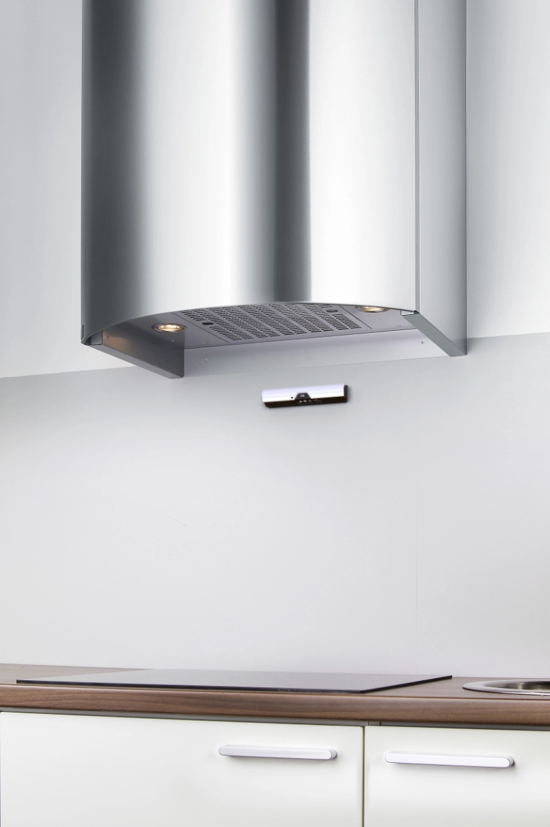 Airis stove guard installed in a modern kitchen